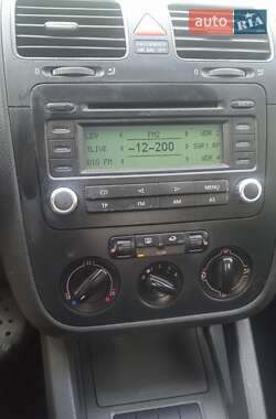 Хэтчбек Volkswagen Golf 2005 в 
