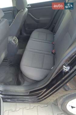 Хэтчбек Volkswagen Golf 2005 в 