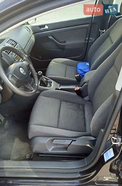 Хэтчбек Volkswagen Golf 2005 в 