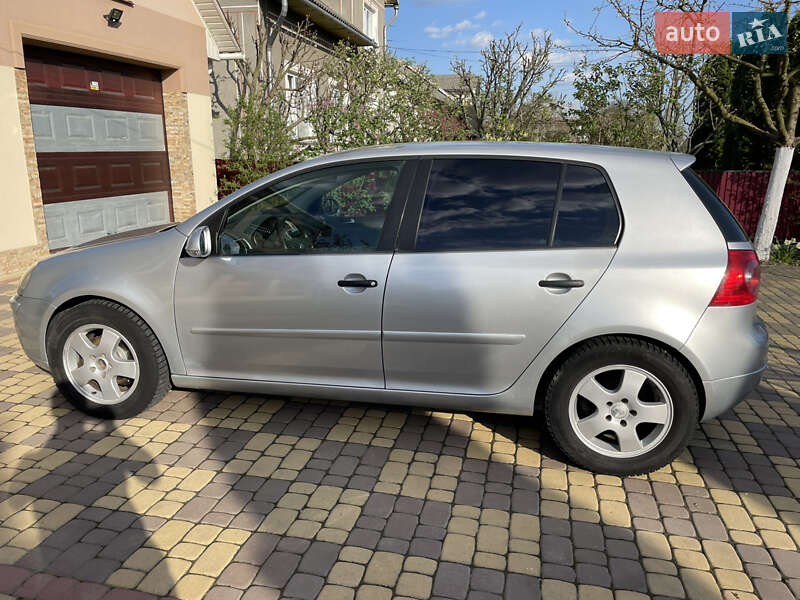 Хетчбек Volkswagen Golf 2005 в Чернівцях
