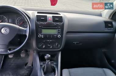 Хэтчбек Volkswagen Golf 2005 в 