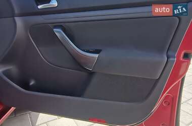 Хэтчбек Volkswagen Golf 2005 в 