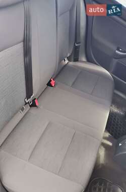 Хэтчбек Volkswagen Golf 2005 в 