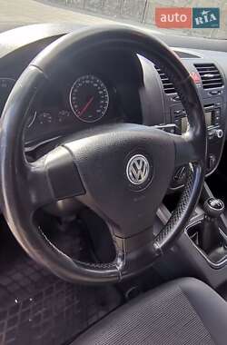 Хэтчбек Volkswagen Golf 2005 в 