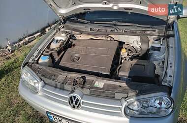 Хэтчбек Volkswagen Golf 2003 в 