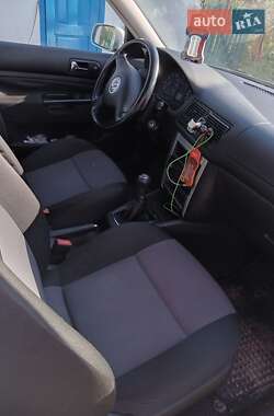 Хэтчбек Volkswagen Golf 2003 в 