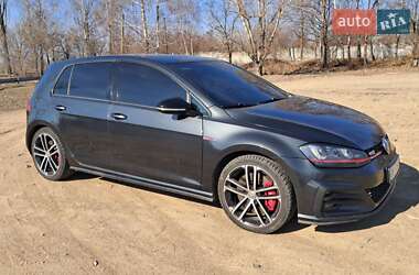 Хэтчбек Volkswagen Golf 2016 в 
