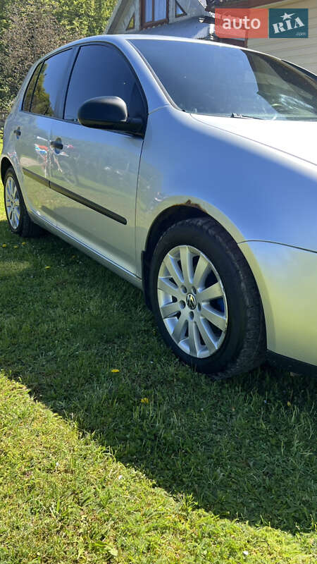 Хетчбек Volkswagen Golf 2004 в Косові