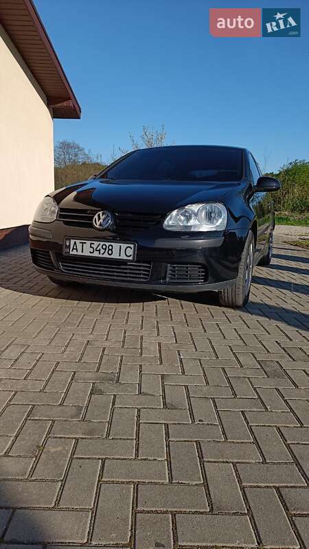 Хэтчбек Volkswagen Golf 2005 в Тысменице