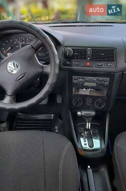 Хетчбек Volkswagen Golf 2002 в 
