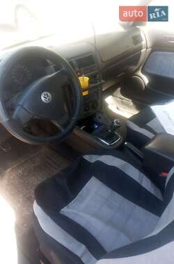 Хэтчбек Volkswagen Golf 2000 в 