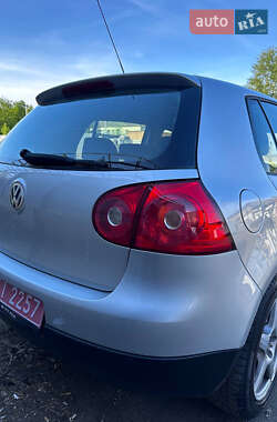 Хэтчбек Volkswagen Golf 2005 в 