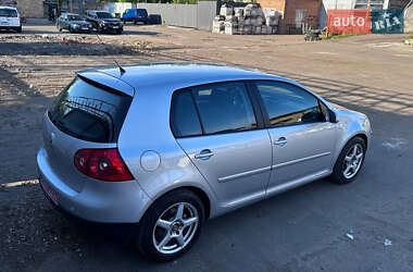 Хэтчбек Volkswagen Golf 2005 в 