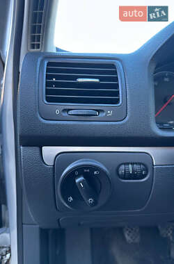 Хэтчбек Volkswagen Golf 2005 в 
