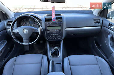 Хэтчбек Volkswagen Golf 2005 в 