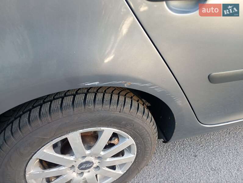Хетчбек Volkswagen Golf 2005 в Вінниці