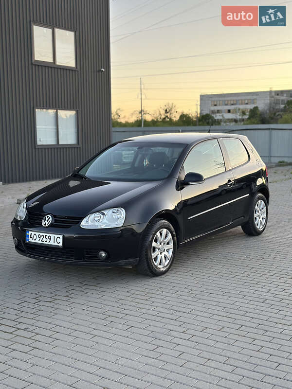 Хетчбек Volkswagen Golf 2006 в Ужгороді