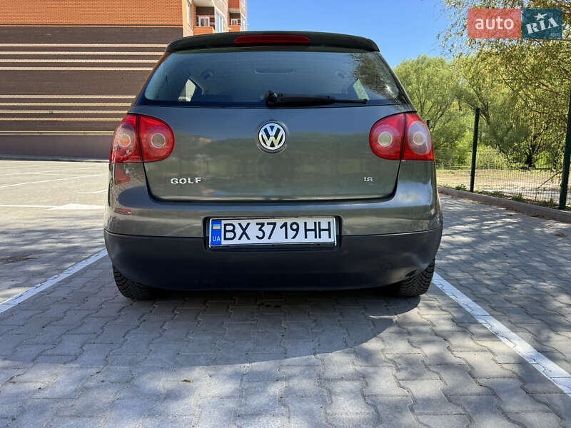 Хетчбек Volkswagen Golf 2004 в Хмельницькому