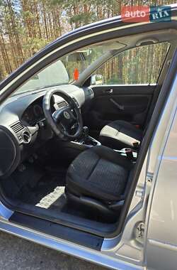 Хэтчбек Volkswagen Golf 2001 в 