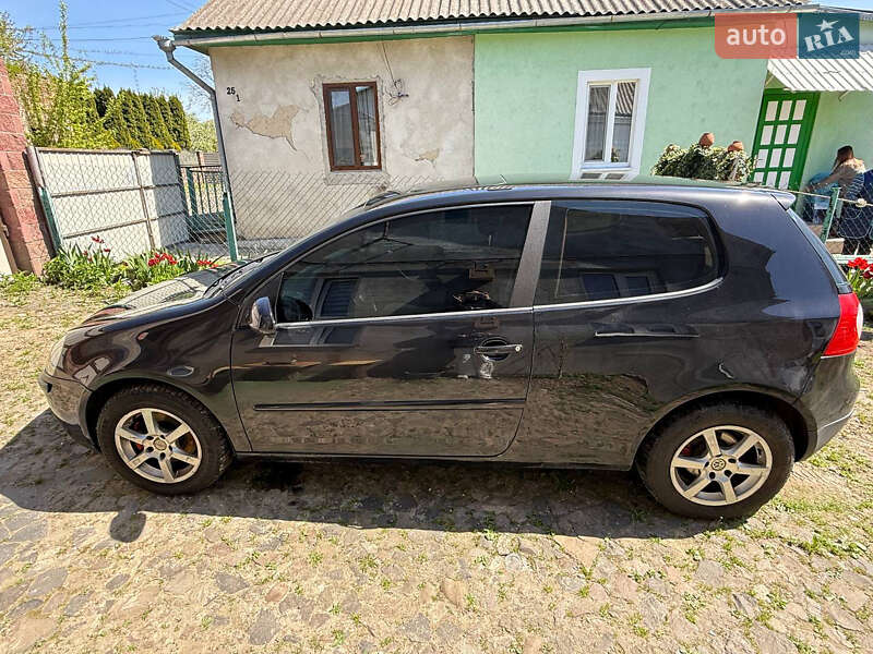 Хетчбек Volkswagen Golf 2004 в Рівному