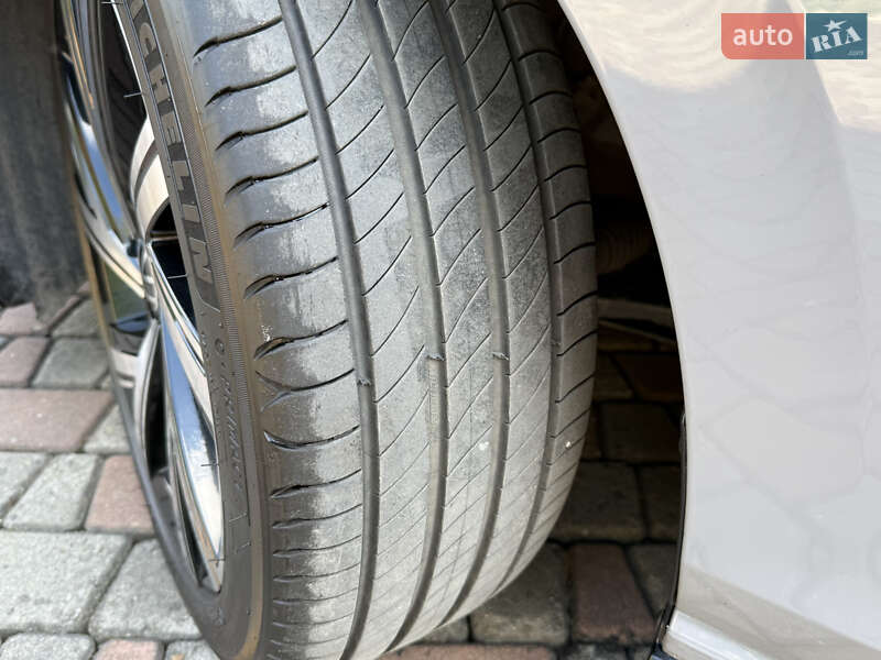 Універсал Volkswagen Golf 2020 в Чернівцях