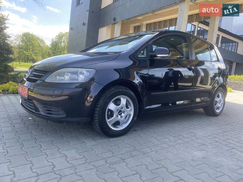 Хэтчбек Volkswagen Golf 2005 в 