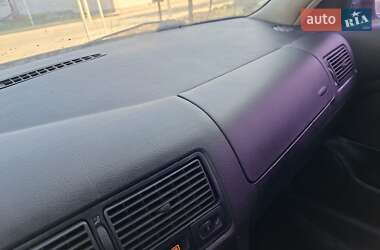 Хетчбек Volkswagen Golf 1999 в 