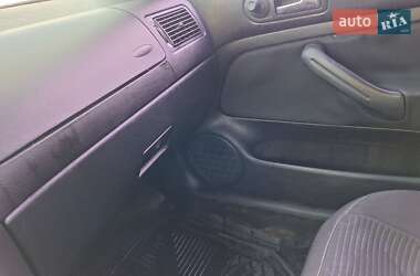 Хетчбек Volkswagen Golf 1999 в 