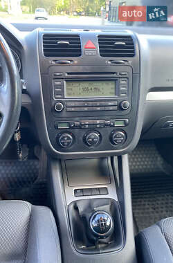 Хэтчбек Volkswagen Golf 2004 в 