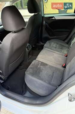 Хэтчбек Volkswagen Golf 2010 в 