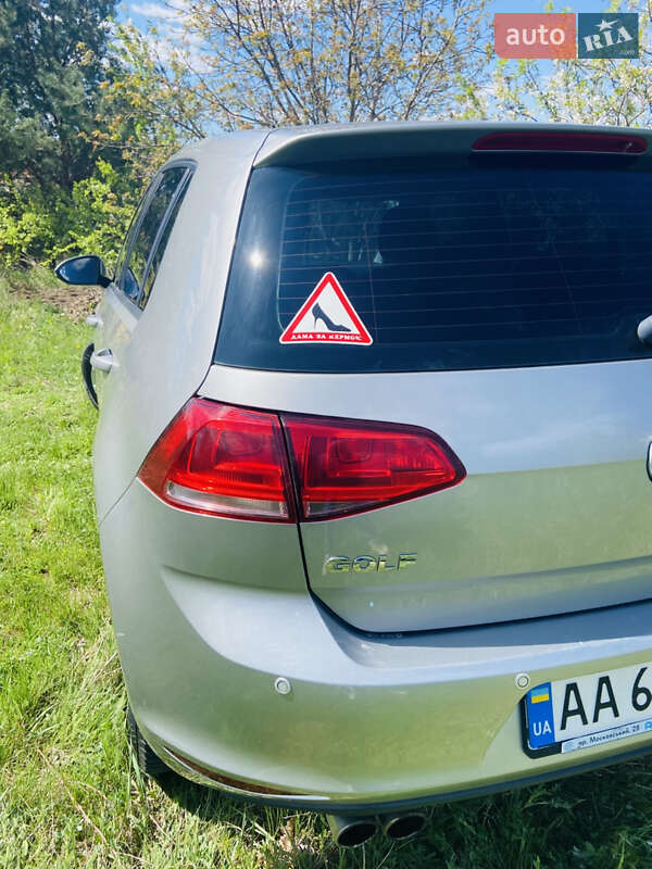 Хэтчбек Volkswagen Golf 2015 в Киеве