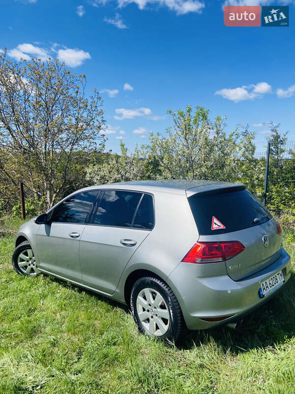 Хэтчбек Volkswagen Golf 2015 в Киеве