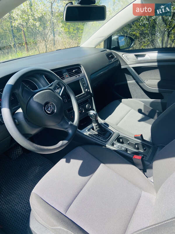 Хэтчбек Volkswagen Golf 2015 в Киеве