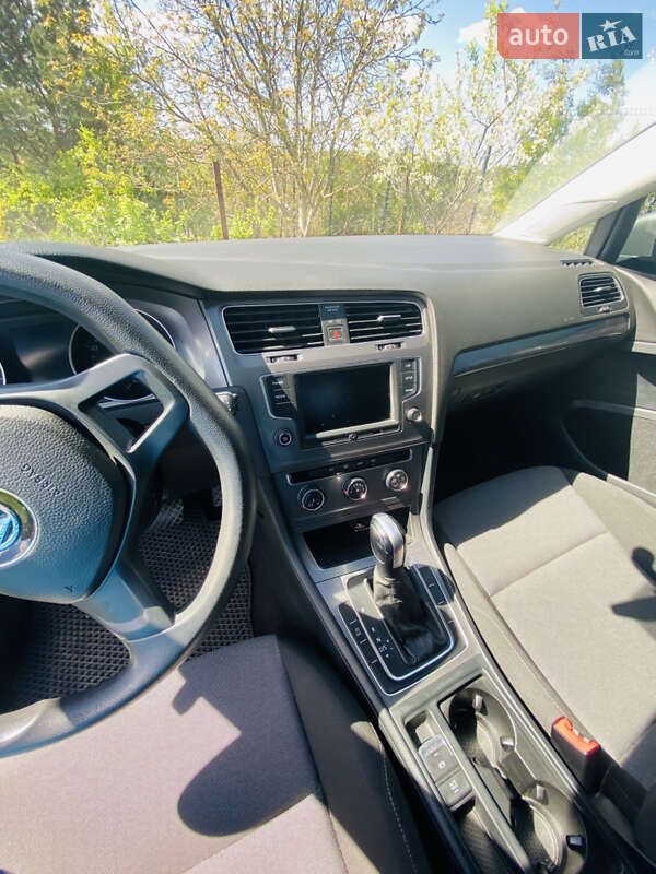 Хэтчбек Volkswagen Golf 2015 в Киеве