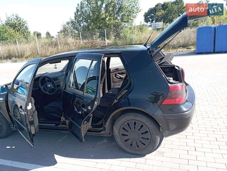 Хэтчбек Volkswagen Golf 2000 в 