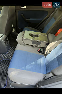 Хетчбек Volkswagen Golf 2005 в 