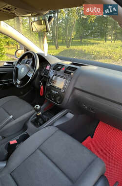 Хетчбек Volkswagen Golf 2004 в 