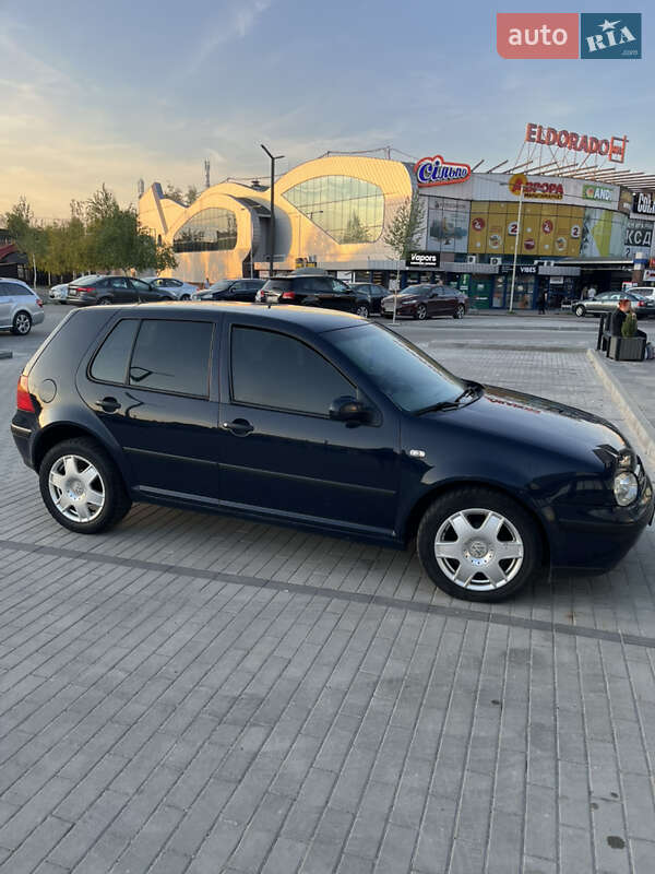 Хэтчбек Volkswagen Golf 2002 в 