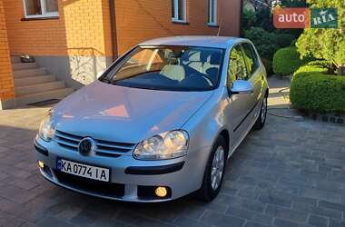 Хэтчбек Volkswagen Golf 2005 в 