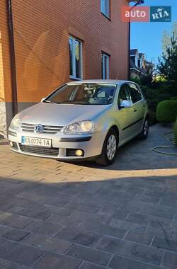 Хэтчбек Volkswagen Golf 2005 в 