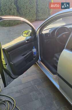 Хэтчбек Volkswagen Golf 2005 в 
