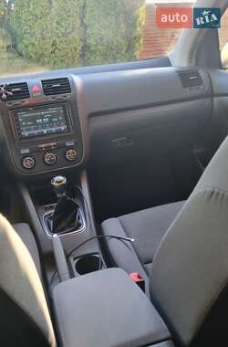 Хэтчбек Volkswagen Golf 2005 в 