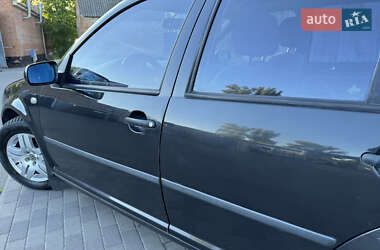 Хетчбек Volkswagen Golf 2001 в 