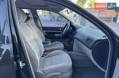 Хетчбек Volkswagen Golf 2001 в 