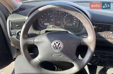 Хэтчбек Volkswagen Golf 2002 в 