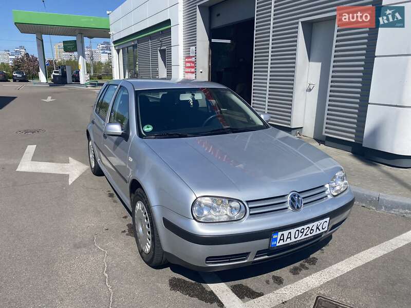 Хэтчбек Volkswagen Golf 2002 в 