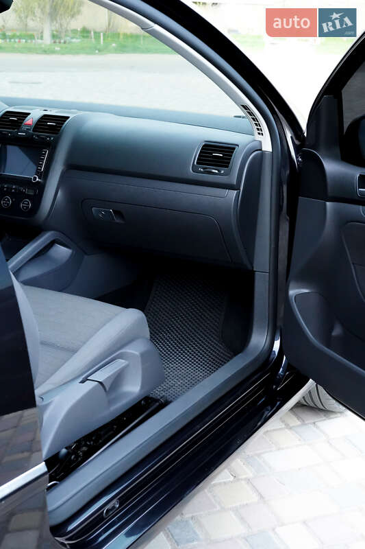 Хетчбек Volkswagen Golf 2008 в Веселиновому