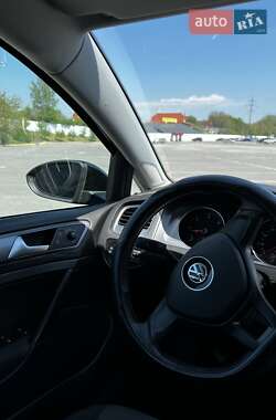 Хетчбек Volkswagen Golf 2013 в 