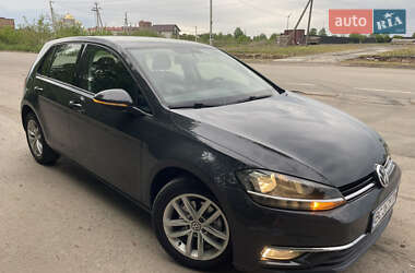 Хетчбек Volkswagen Golf 2017 в 