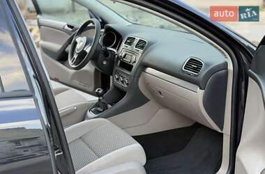 Хэтчбек Volkswagen Golf 2010 в 